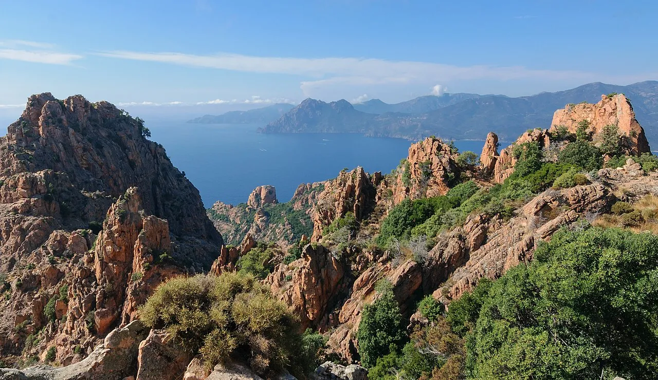Vue aérienne des pics de granite rouge des Calanche de Piana plongeant dans la mer Méditerranée