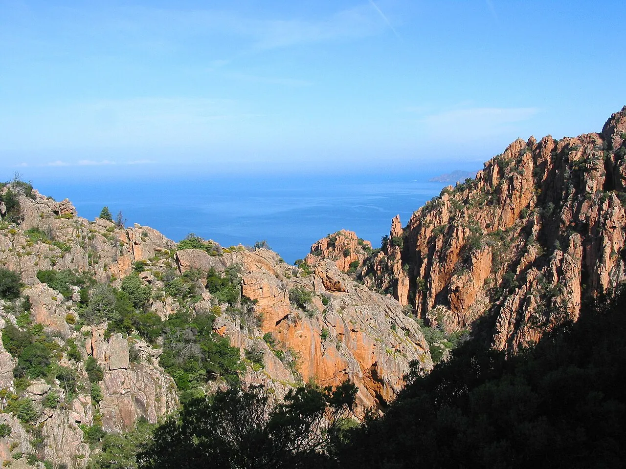Rochers rouges des Calanques de Piana en Corse surplombant le golfe bleu