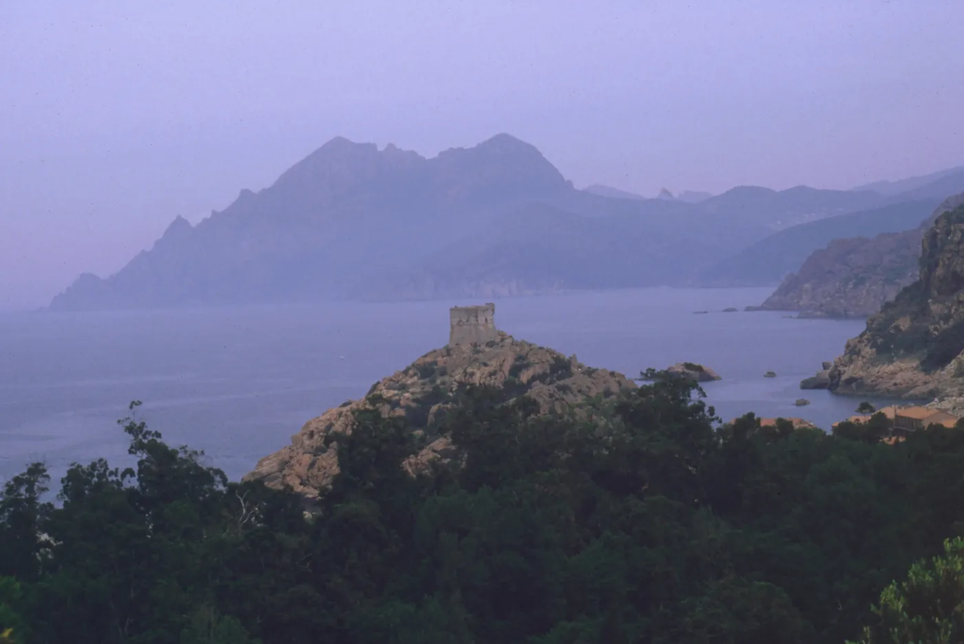 Village de Porto en Corse avec sa tour génoise et sa marine