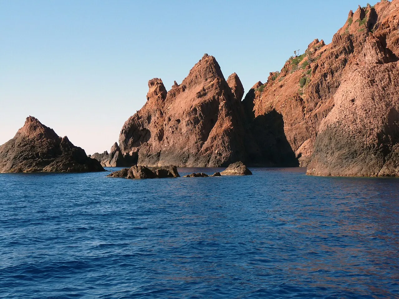 Réserve naturelle de Scandola en Corse, falaises rouges plongeant dans la mer