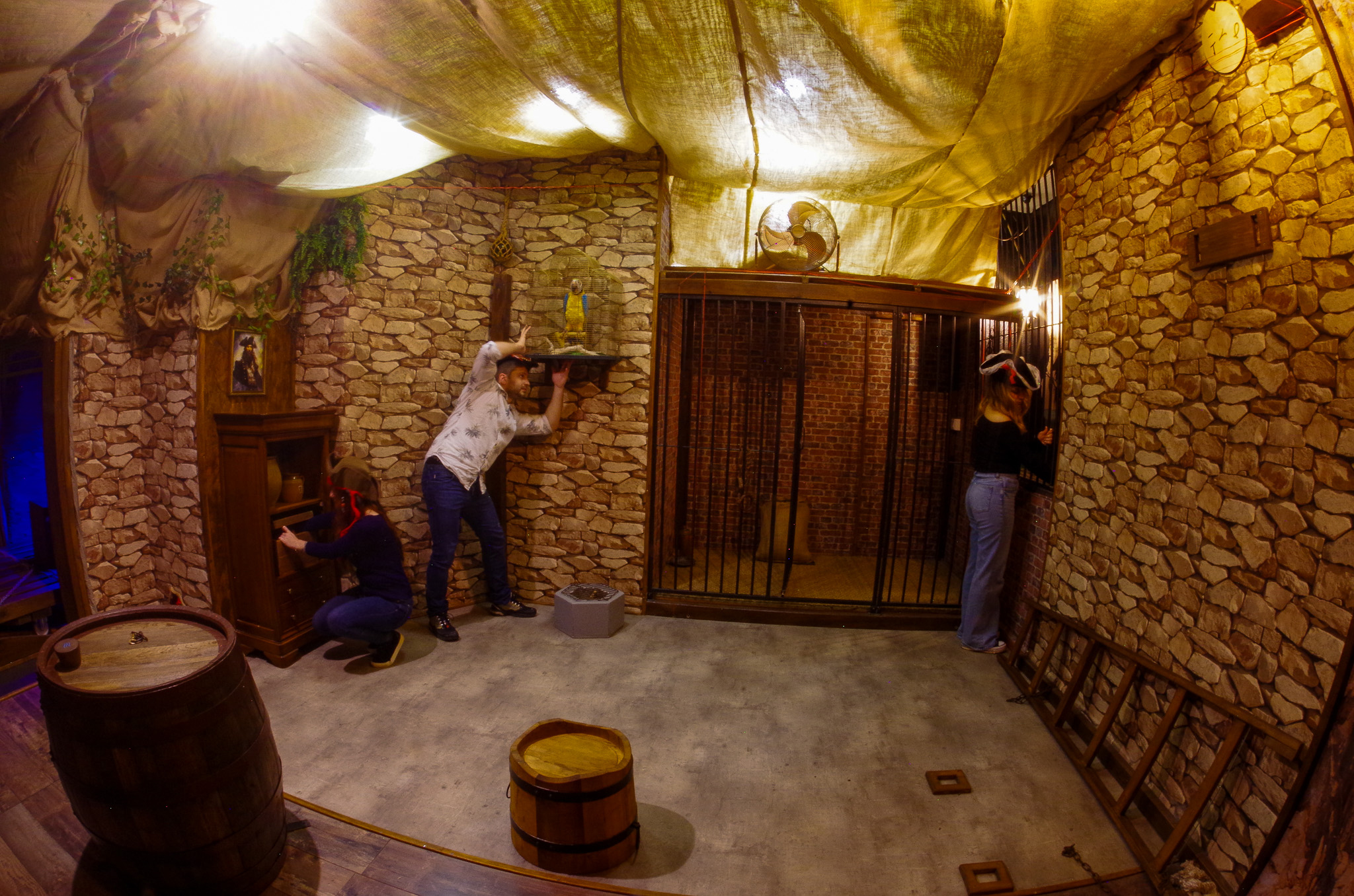 intérieur room avec 3 players à l'intérieur